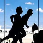 Viaggio all' ultimo minuto: bagaglio a mano e check-in online per i viaggiatori esperti. Aeroporti e check-in