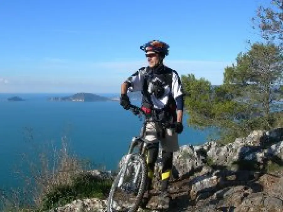 Vacanze in mountain bike in Liguria a Montemarcello: escursioni in mountain bike sul promontorio del Caprione