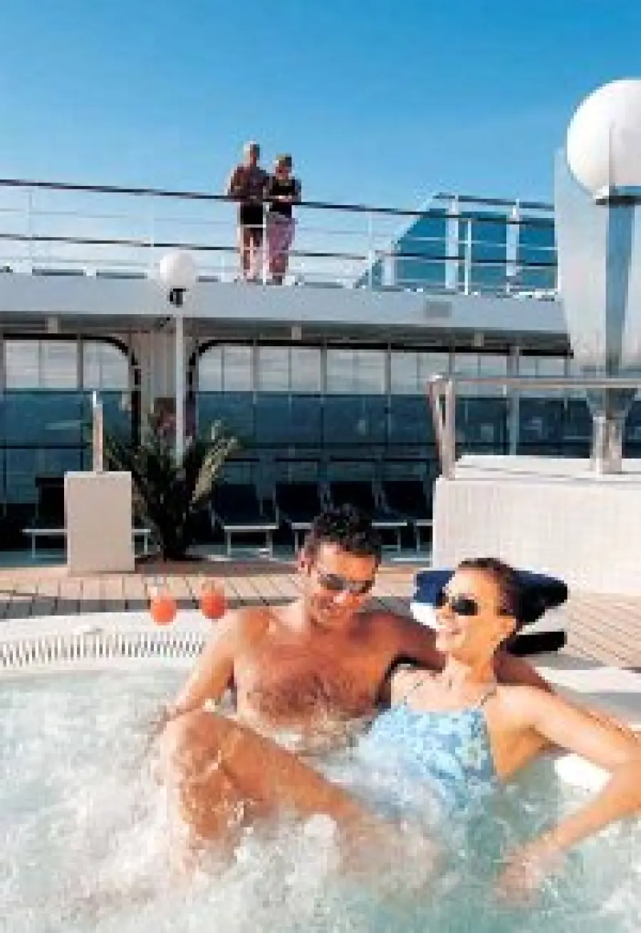 Vacanze in crociera sul Mediterraneo: per l' Estate 2010 parte ogni sabato da Genova la nave Splendida di MSC