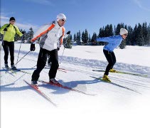 Vacanze in montagna sulla neve in Valle d' Aosta: sci di fondo sulla pista nel bosco di Sylvenoire a Cogne