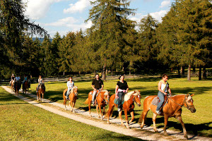 A San Genesio (Bolzano-Trentino Alto Adige) per una Vacanza-Benessere: Equitazione e Centro Benessere 