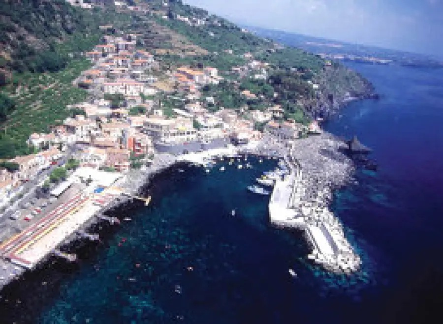 Vacanze in Sicilia ad Acireale: Terme, natura e storia. Itinerario di viaggio in Sicilia lungo la costa di Acireale