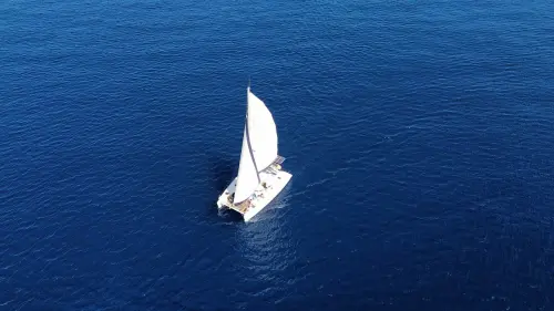 Navigare in catamarano: un modo diverso di vivere il mare
