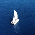 Navigare in catamarano: un modo diverso di vivere il mare