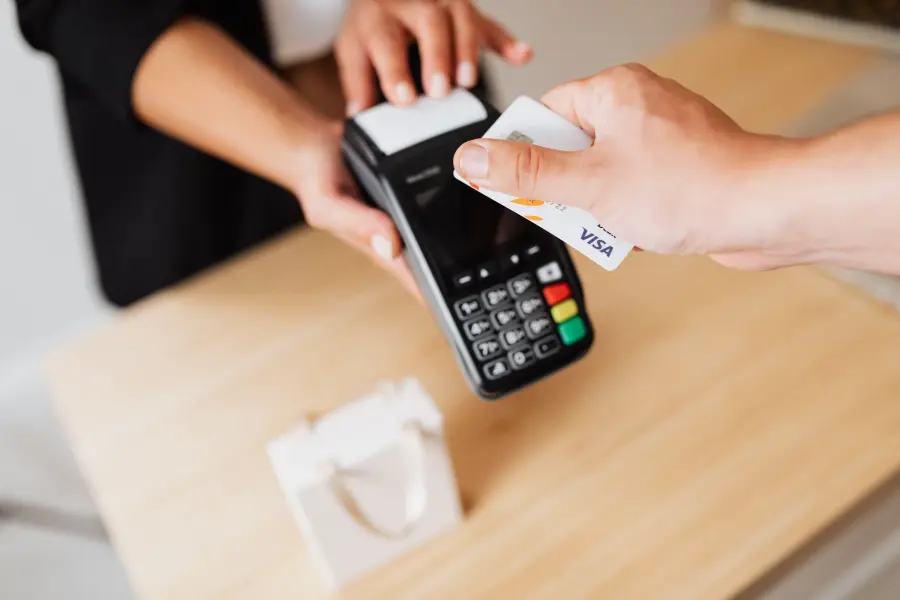 Pagare all'estero con carta: cambio e commissioni