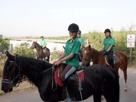 Puglia-Bari: agriturismo con animali Masseria Ruotolo. Equitazione e visite speleologiche