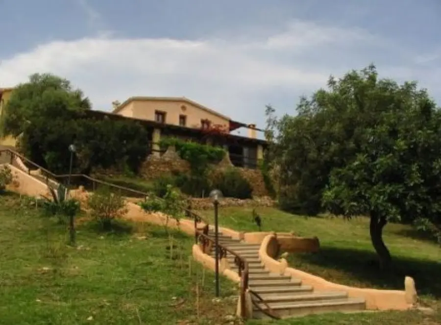 Sardegna-Vacanze all' agriturismo I Mandorli (Nuoro): piscina all' aperto e cucina tipica