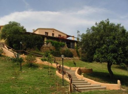 Sardegna-Vacanze all' agriturismo I Mandorli (Nuoro): piscina all' aperto e cucina tipica