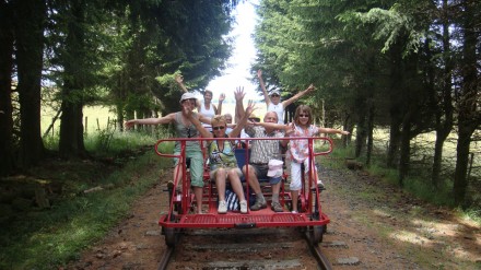 Vacanze con bambini-Alvernia (Francia): percorsi sulle vecchie ferrovie coi carrelli a pedali