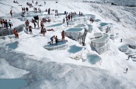 Turchia-Pamukkale: fonte termale e terrazzamenti calcarei che formano piscine naturali