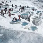Turchia-Pamukkale: fonte termale e terrazzamenti calcarei che formano piscine naturali