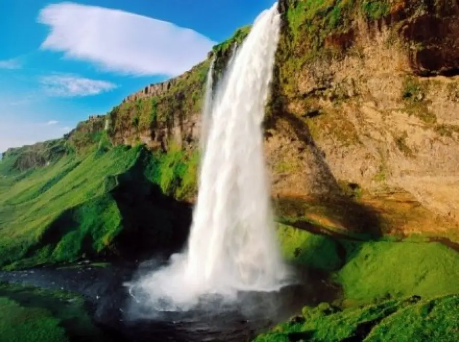 Viaggio in Islanda per vedere la Cascata Liquida: cascata di Seljalandsfoss