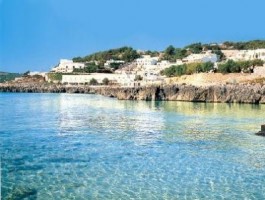 Salento (Puglia): vacanze a Castro Marina. Castello e cattedrale, spiaggia di Castro, grotte