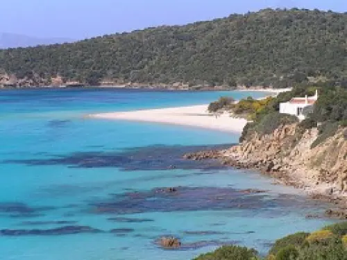 Le migliori spiagge della Baia di Chia e gli alberghi. Vacanze in Sardegna