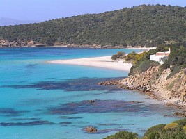 Le migliori spiagge della Baia di Chia e gli alberghi. Vacanze in Sardegna