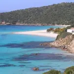 Le migliori spiagge della Baia di Chia e gli alberghi. Vacanze in Sardegna