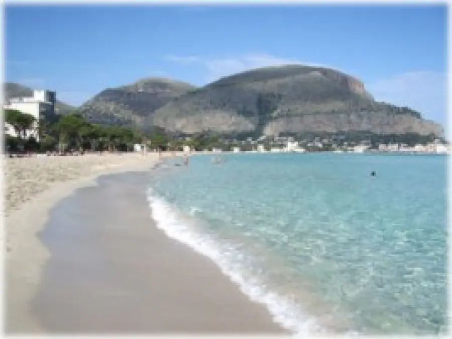 Guida vacanza a Mondello (Sicilia): cosa vedere, spiagge di Mondello e riserve naturali
