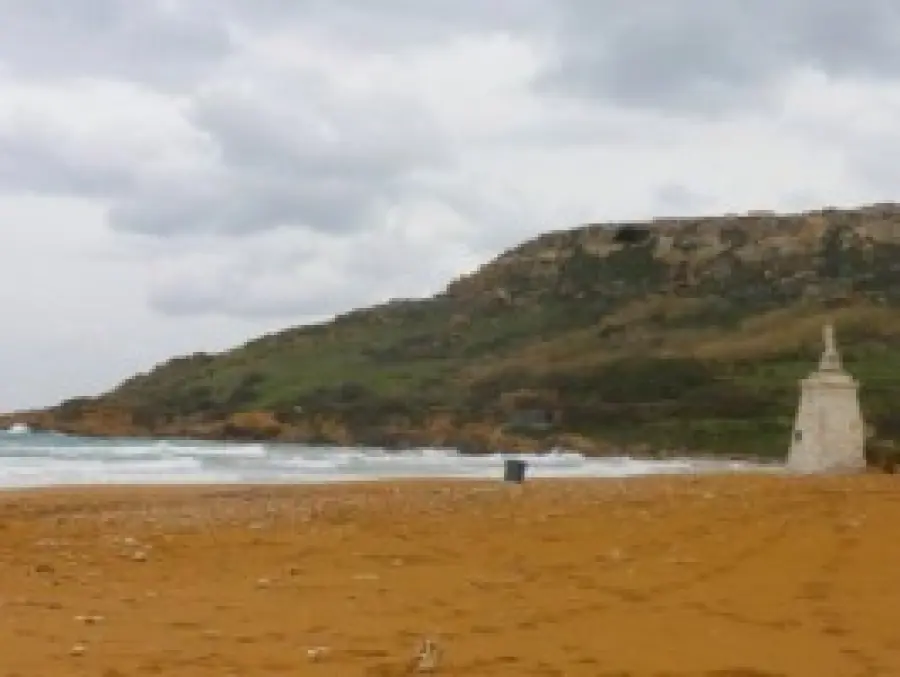 Vacanze al mare in Grecia e a Malta: le spiagge di Ramla L-Hamra (Isola di Gozo) e Santorini
