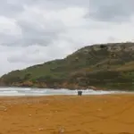 Vacanze al mare in Grecia e a Malta: le spiagge di Ramla L-Hamra (Isola di Gozo) e Santorini