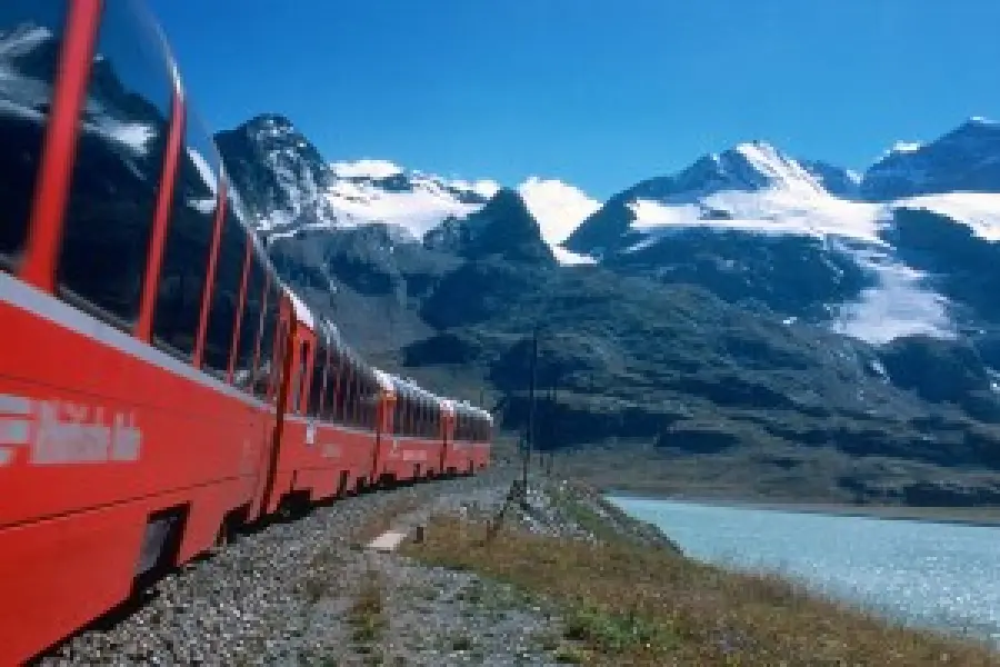 Viaggio in treno da Tirano (Valtellina) a Saint Moritz (Svizzera) sul Bernina Express