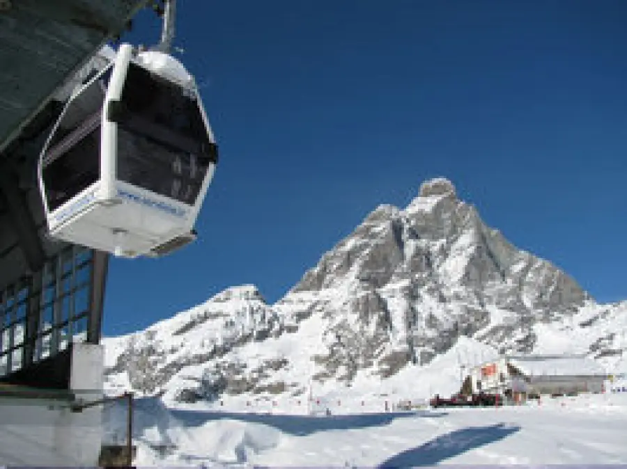 Vacanze a Breuil-Cervinia (Valle d' Aosta): sciare sulla pista del Ventina e nell' area ski di Cielo Alto