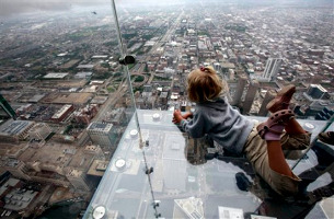 Stati Uniti-Chicago: il The Ledge per guardare Chicago da un balcone di vetro trasparente sulla Willis Tower