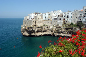 Guida vacanze Puglia: cosa vedere a Polignano a Mare e Conversano (Bari), e cosa vedere a Trani (Barletta)