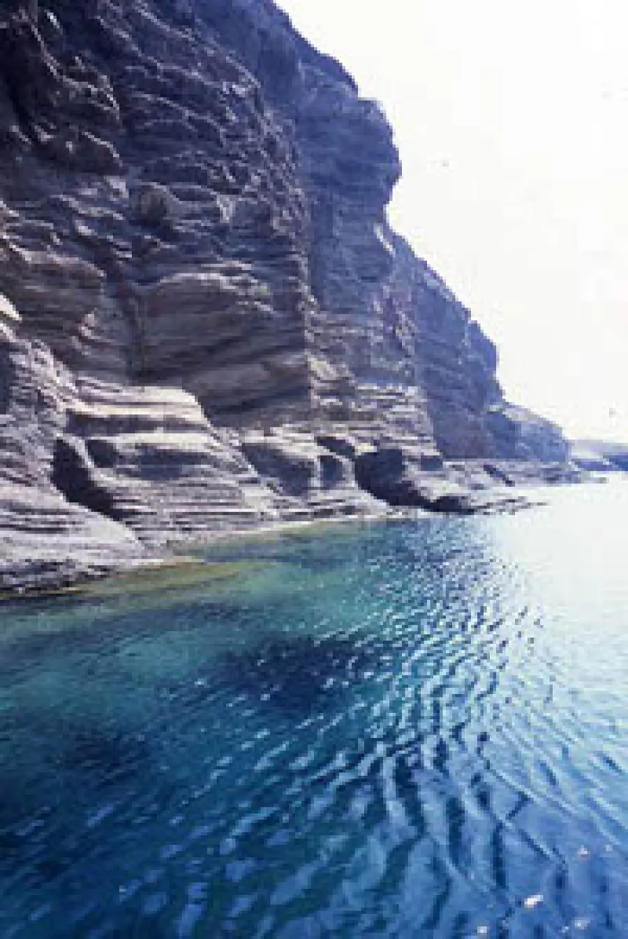 Sicilia - Vacanze al mare sull' isola di Linosa: la spiaggia di Cala Pozzolana e la spiaggia dei faraglioni