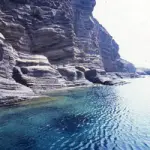Sicilia - Vacanze al mare sull' isola di Linosa: la spiaggia di Cala Pozzolana e la spiaggia dei faraglioni