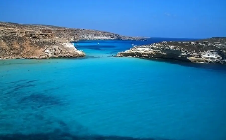 Guida viaggio Sicilia: vacanze al mare sull' isola di Lampedusa. Escursioni in barca, calette e spiagge