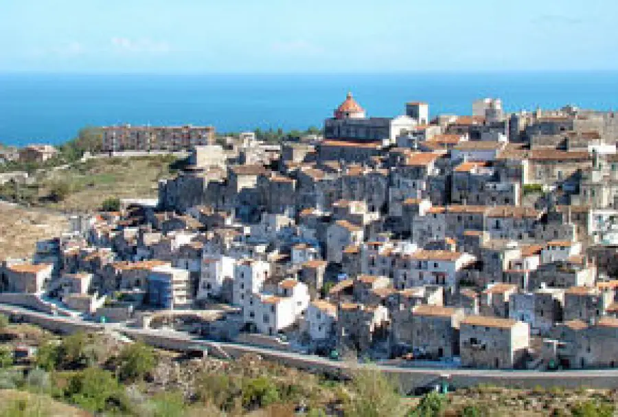 Borghi della Puglia da visitare: Vico del Gargano e Bovino (Foggia), Palmariggi e Specchia nel Salento